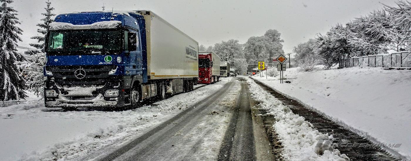 بالفيديو: تجاوز الشاحنة دون التفكير على طريق جليدية... هذا ما حصل!