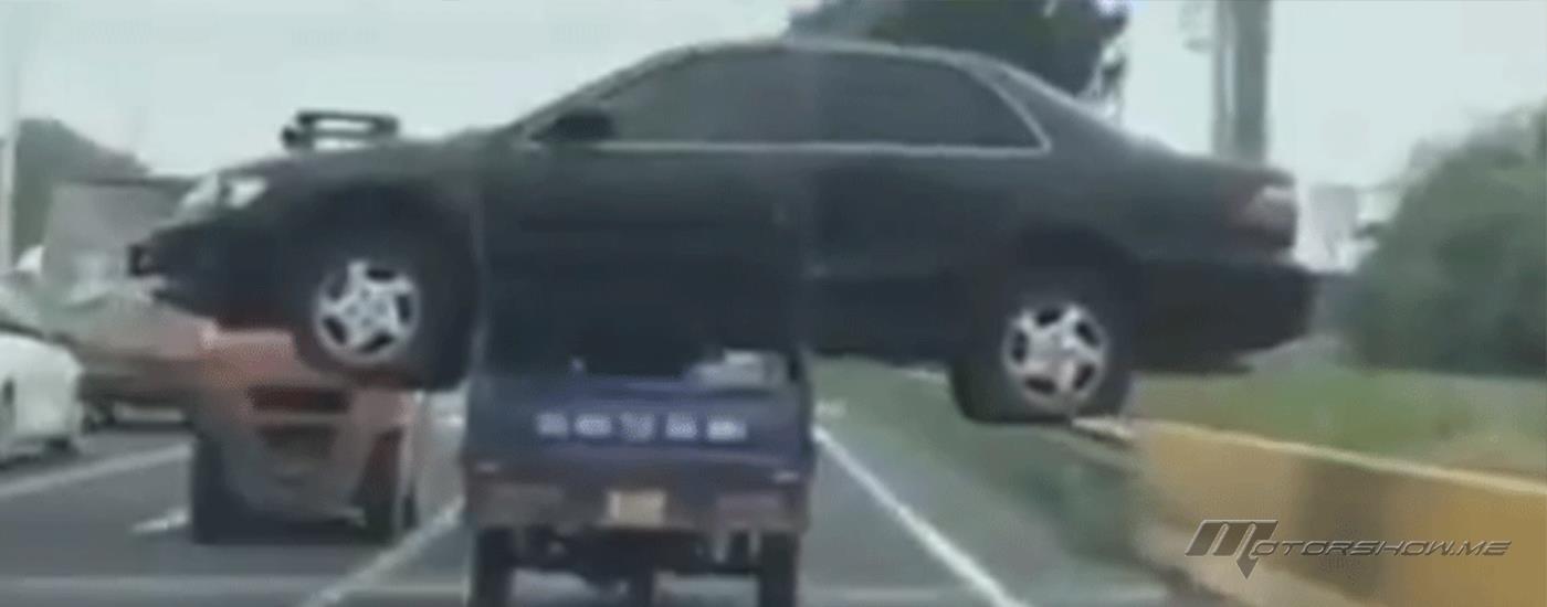 بالفيديو: تصرّف فاجأ السائقين على الطريق