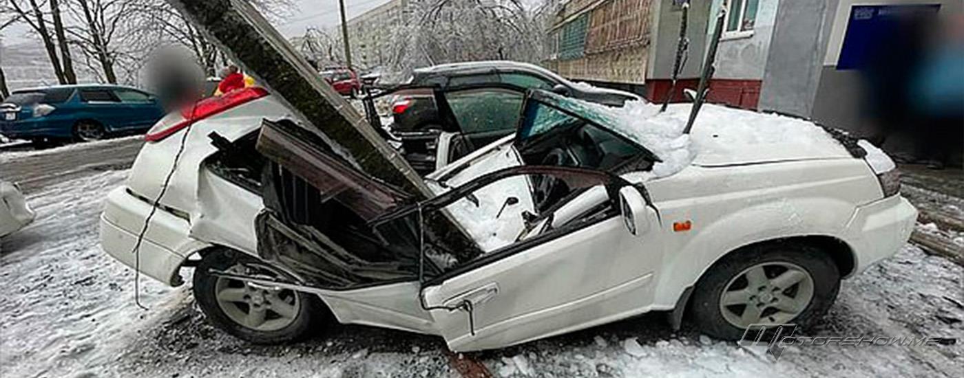 بالفيديو: رجل ينجو من الموت بأعجوبة بعد سقوط قطعة ضخمة على سيارته!