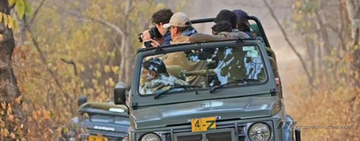 بالصور: نمر بنغالي يقف على بعد أقدام من سيارة سيّاح