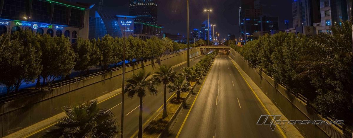بالفيديو: سعودية تقتحم بسيارتها مكتب اتصالات في الرياض