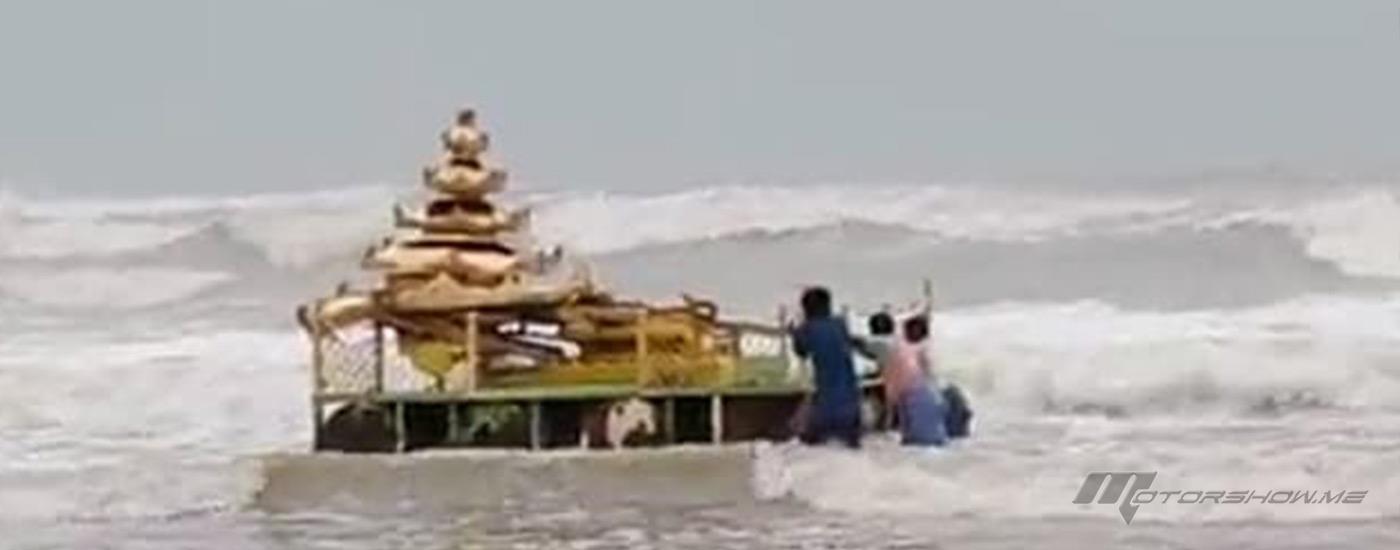 بالفيديو: عربة ذهبية غامضة تظهر على الساحل الهندي