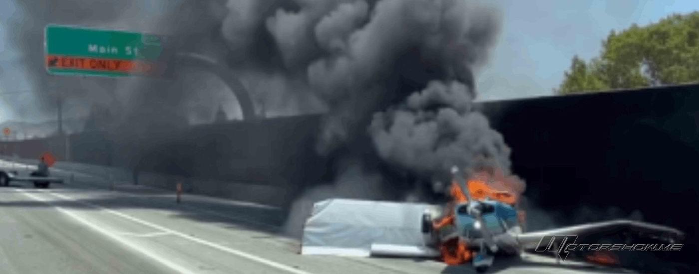 فيديو مروع: لحظة سقوط طائرة على طريق سريع واشتعال النار فيها
