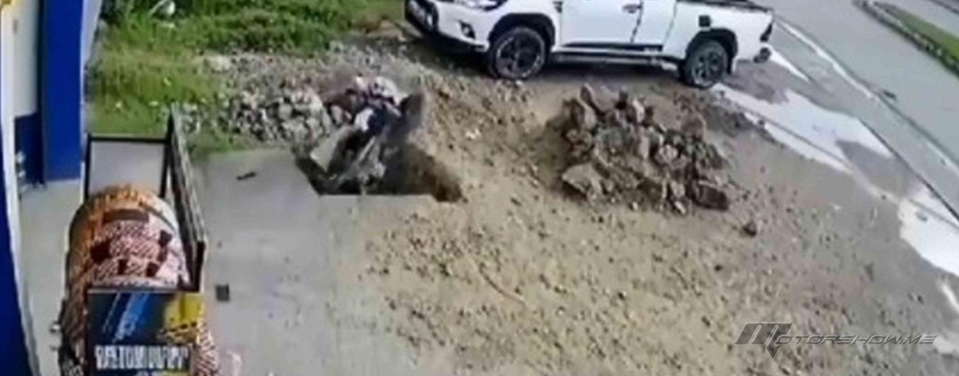 بالفيديو: سقوط رجل بدراجته في حفرة عميقة