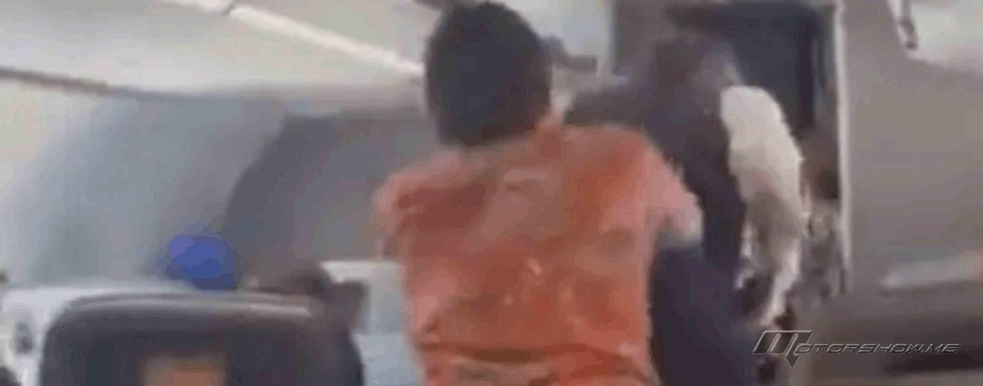 بالفيديو: راكب يعتدي على مضيف بالضرب على متن طائرة