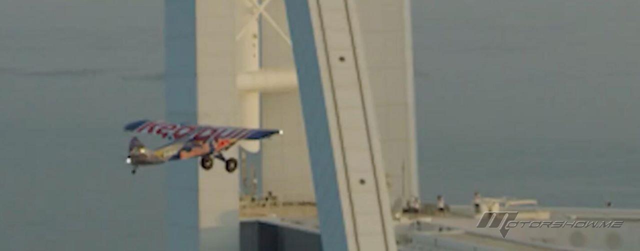 بالفيديو: طيار يهبط بطائرة على مهبط برج العرب في دبي، ويحقق رقماً قياسياً عالمياً جديداً