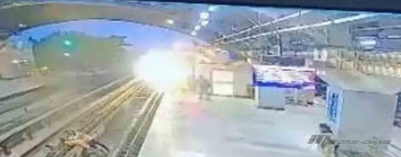 بالفيديو: رجل يقفز ويدفع زوجته تحت عجلات القطار