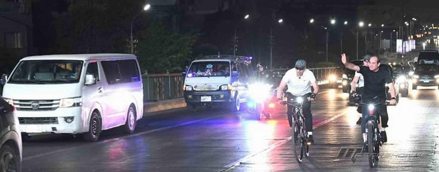 بالصورة: الرئيس السيسي يقود دراجة هوائية متجهاً إلى الأكاديمية العسكرية المصرية في العاصمة الإدارية الجديدة