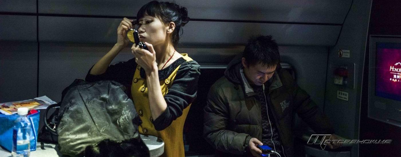 جدل واسع في الصين: شركة طلبت من النساء بعدم وضع المكياج في القطارات