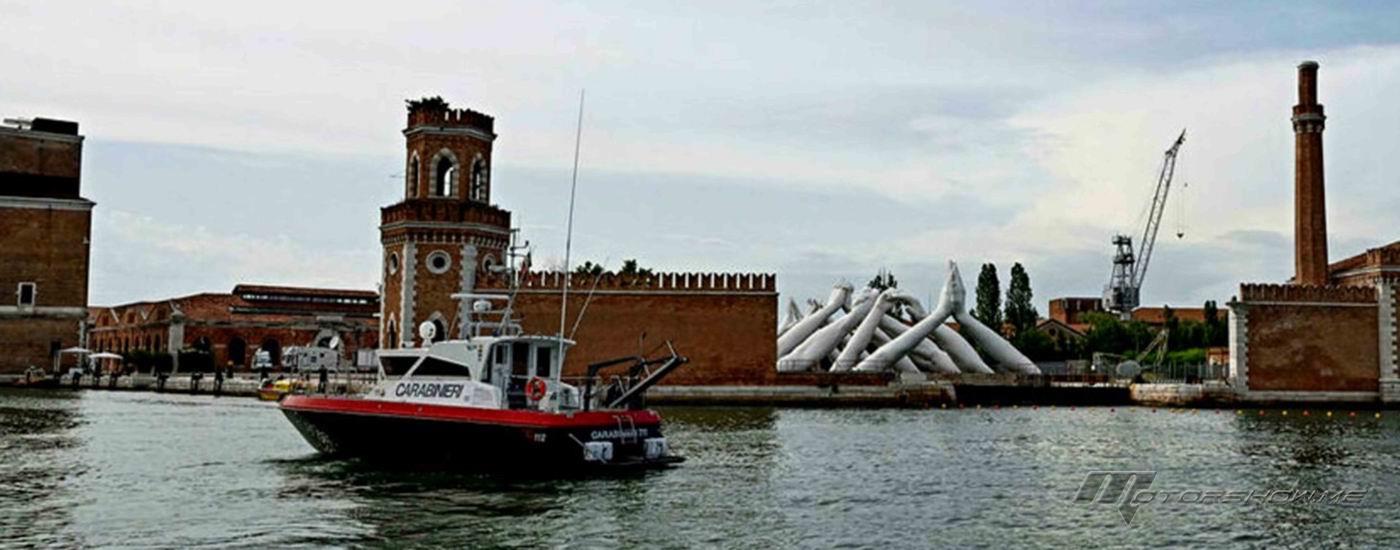 انقلاب قارب للسياح في مدينة البندقية لهذا السبب