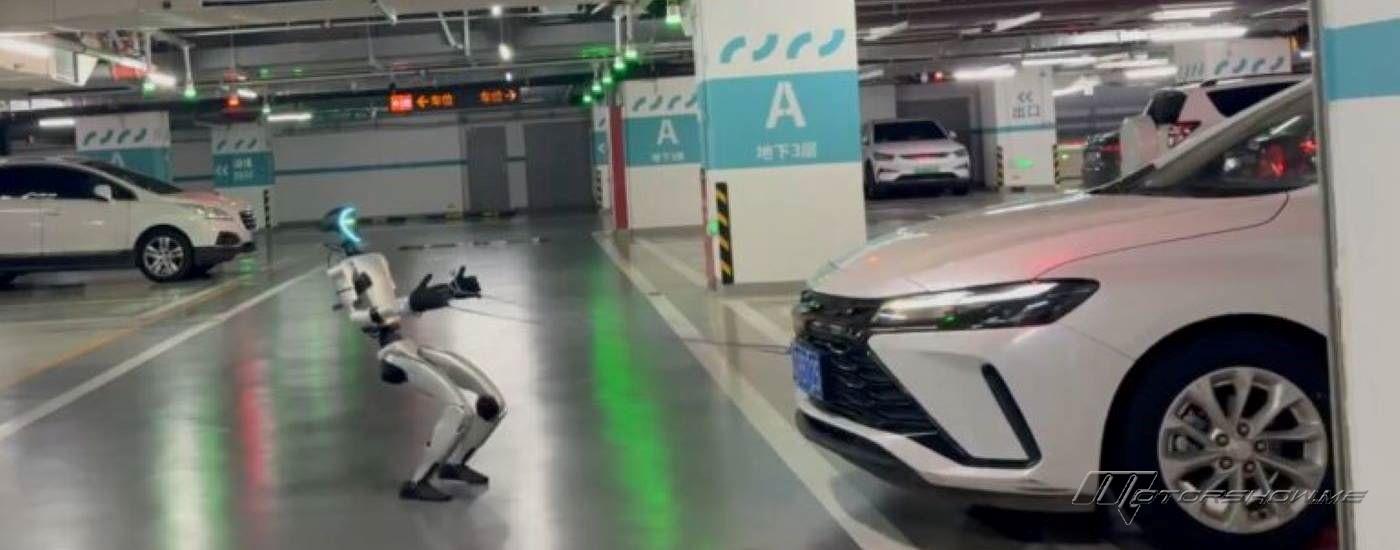 روبوت صيني يسحب سيارة يبلغ وزنها 1.4 طن