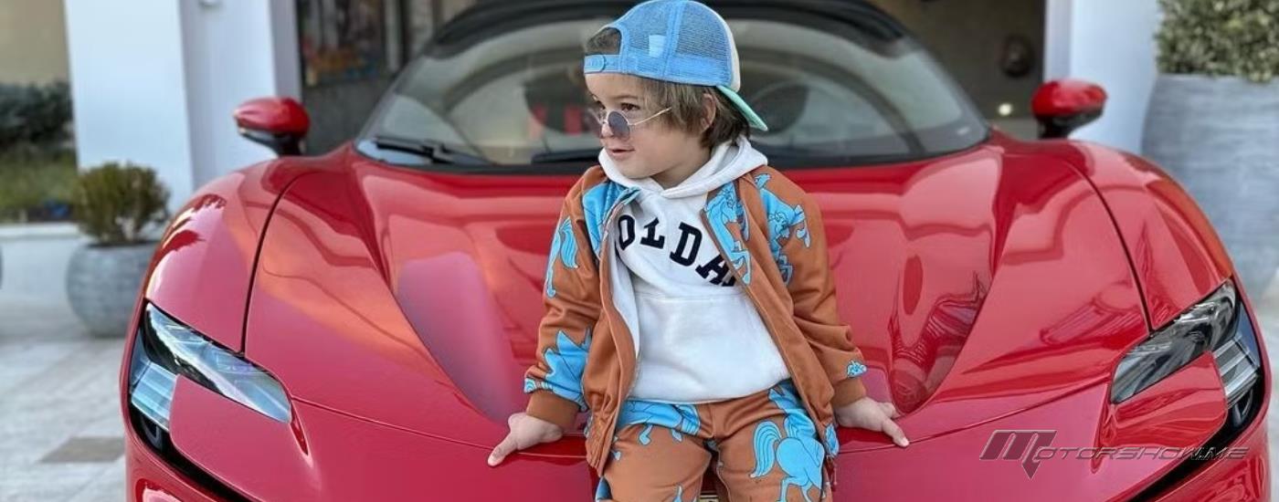 طفل خلف مقود فيراري SF90… لحظة غير متوقعة على الحلبة