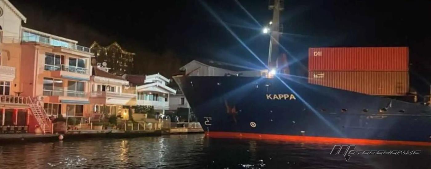 سفينة شحن تنحرف وتكاد تصطدم بقصر على البوسفور في إسطنبول