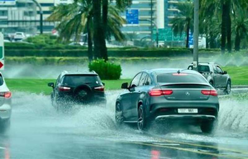 شرطة دبي تحذر سائقي السيارات من التقاط الصور أثناء القيادة