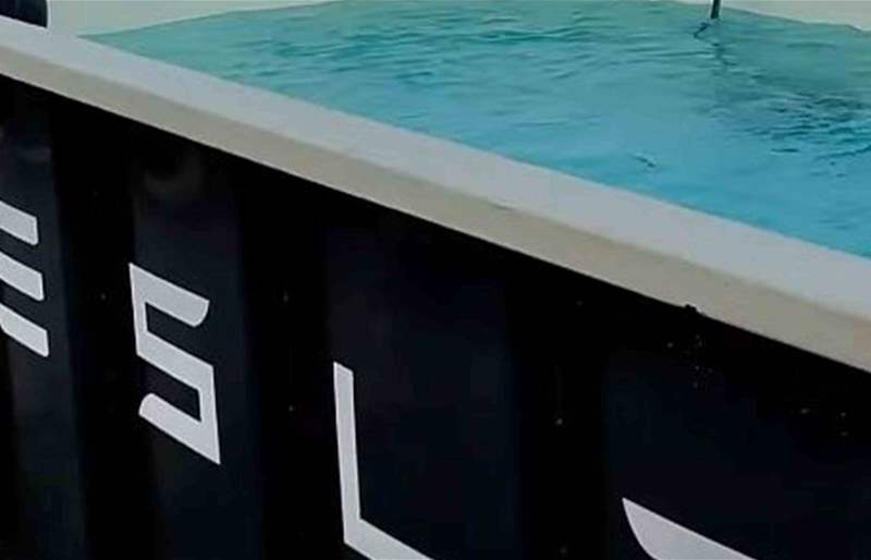 تيسلا تفتح حمام سباحة حقيقي في محطة شحن سوبرتشارجر خاصة بها!