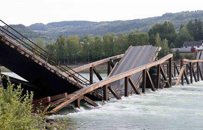 بالفيديو: في هذا البلد، انهيار جسر خشبي وإنقاذ سائقين من المياه