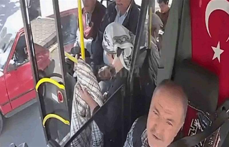 بالفيديو: سائق حافلة يُصاب بسكتة قلبية أثناء القيادة ويصدم 7 أشخاص
