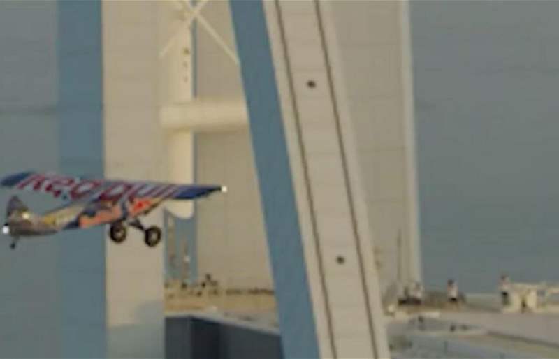 بالفيديو: طيار يهبط بطائرة على مهبط برج العرب في دبي، ويحقق رقماً قياسياً عالمياً جديداً