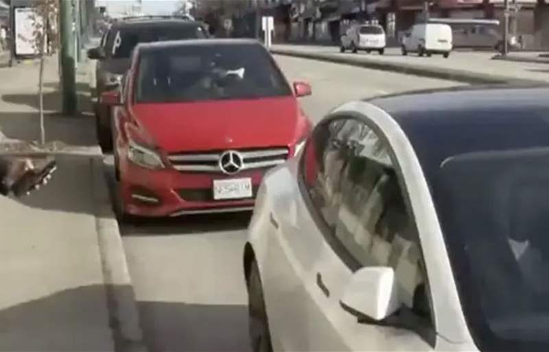 في سابقة غرية: ركب كلّ منهما في سيارة الآخر وانطلقا دون انتباه... ماذا حصل؟