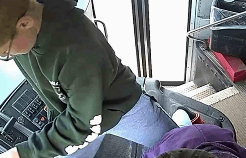 بالفيديو: ابن الـ 13 عاماً يتحوّل إلى بطل وينقذ حافلة مدرسية من كارثة محققة!