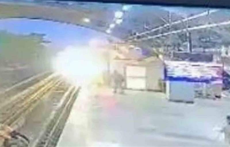 بالفيديو: رجل يقفز ويدفع زوجته تحت عجلات القطار