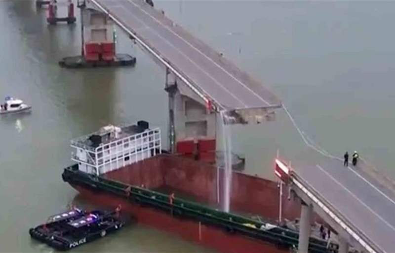 بالفيديو: سفينة صدمت جسراً وشطرته لنصفين وسقوط مركبات في المياه!