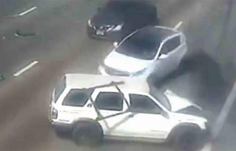 بالفيديو: ابوظبي تبث فيديو لحوادث خطيرة بسبب مخالفة الوقوف وسط الطريق