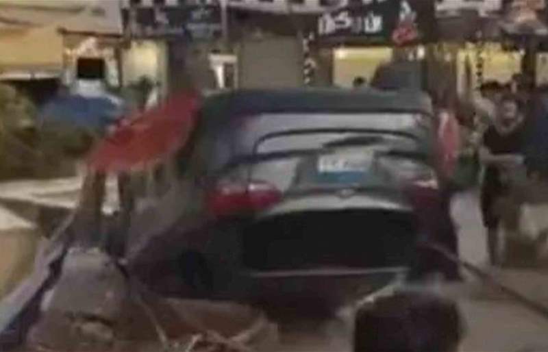 سيارة تقتحم مقهى وتصيب 4 أشخاص وسط ذهول المارة