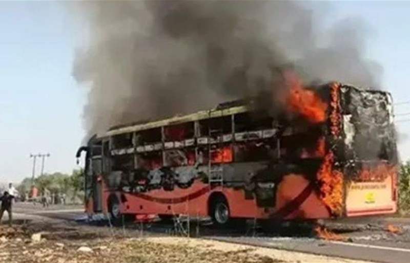 20 شخصًا يلقون حتفهم في حريق حافلة
