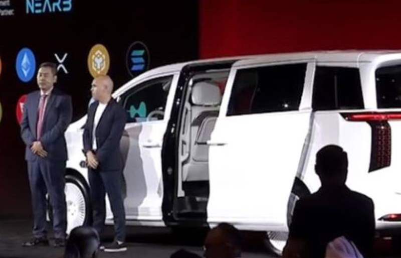 لاعب برشلونة السابق يصبح أول مالك لسيارة FX Super One