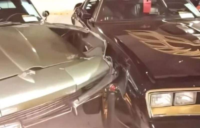 تحطم مجموعة من السيارات الكلاسيكية النادرة خلال مزاد ميكوم