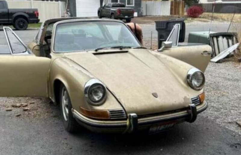 اكتشاف لافت داخل سيارة كلاسيكية مهجورة منذ أكثر من ثلاثة عقود