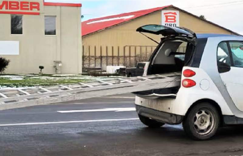 معاقبة سائق سمارت لنقله سلّمًا أطول من سيارته