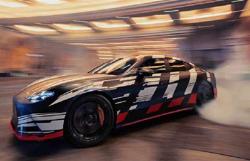 براد بيت يشارك في إعلان مرسيدس