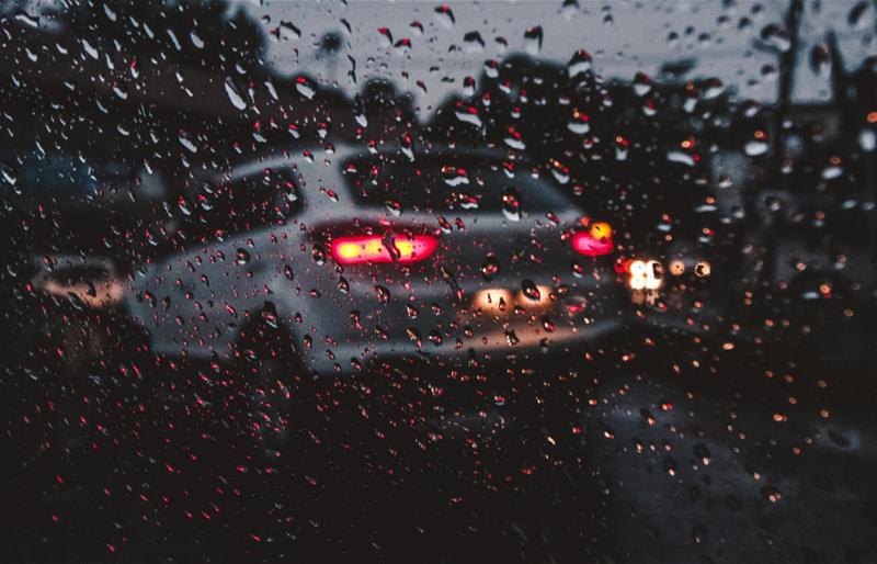 هطول الأمطار يشلّ حركة الطرق في السعودية