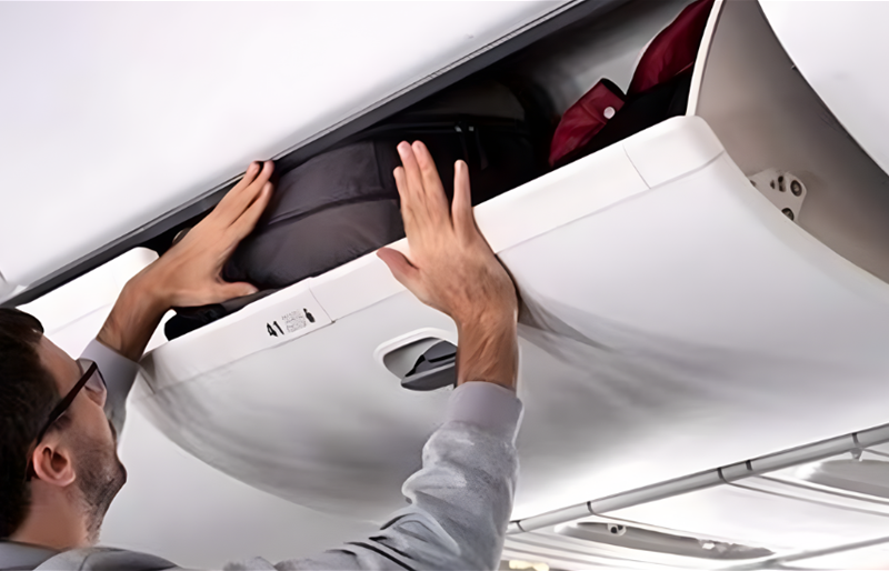 الخزائن العلوية في الطائرات أخطر مما تتخيلون… اكتشفوا السبب الآن!