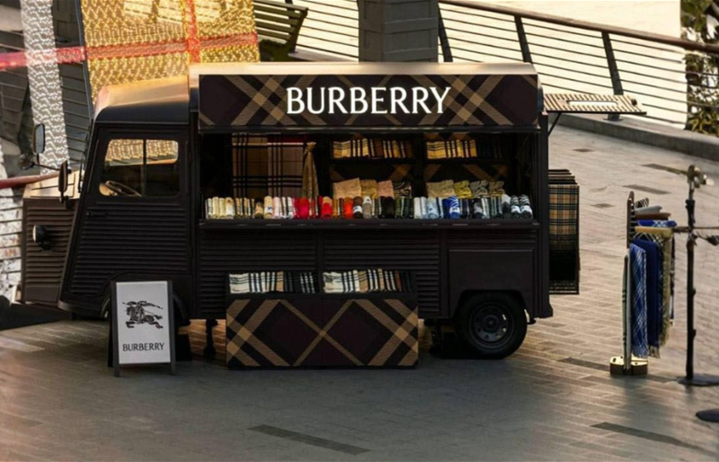 Burberry تطلق تجربة قهوة متنقلة في شنغهاي تجمع بين الفخامة والثقافة اليومية