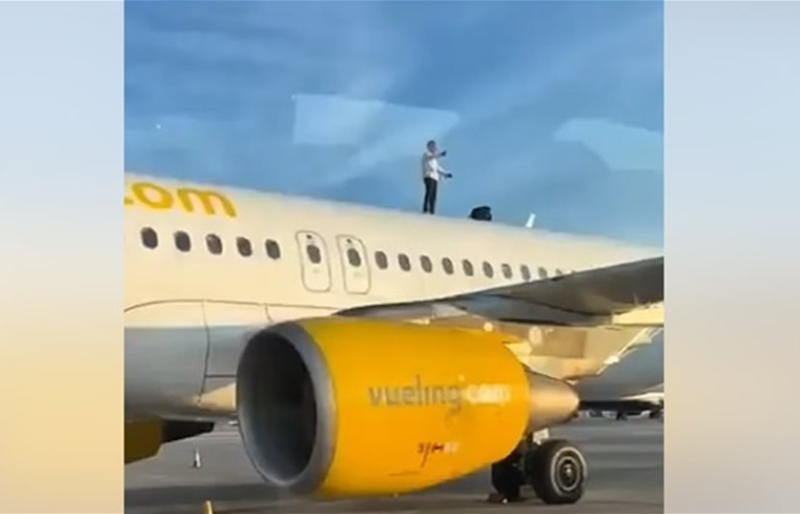 حادثة غريبة تؤخر رحلة جوية ساعتين في مطار إسباني