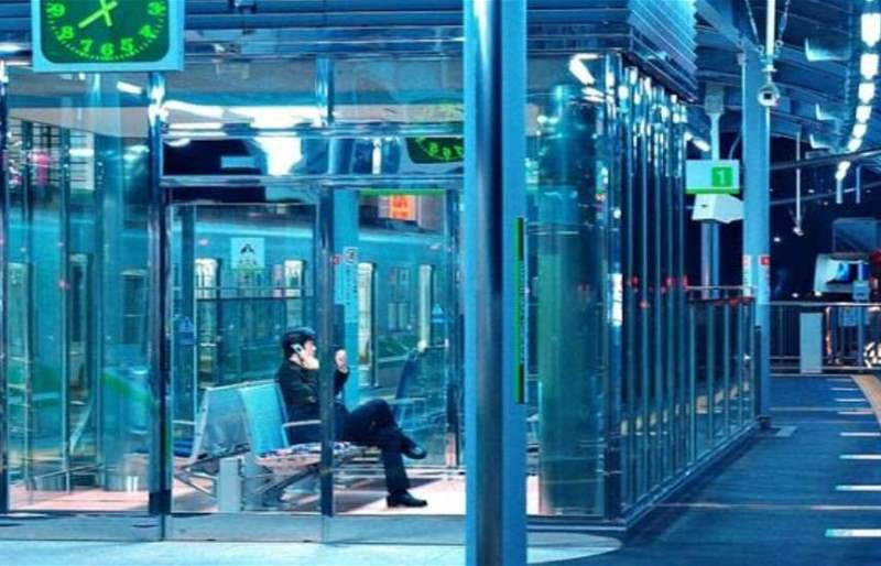 الإضاءة الزرقاء في محطات القطارات اليابانية… خطوة مبتكرة لتقليل حالات الانتحار وتعزيز الهدوء