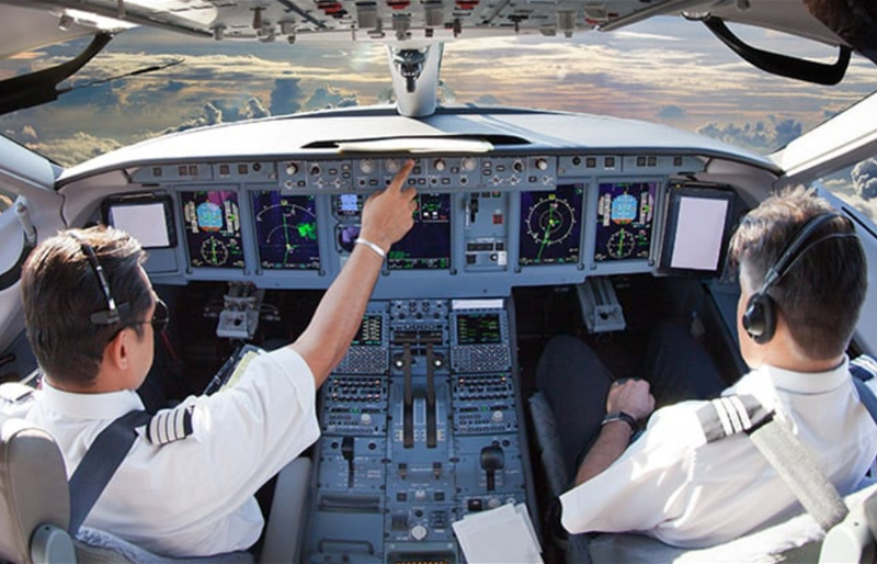 لماذا لا يتناول الطيارين الوجبة نفسها على متن الطائرة؟