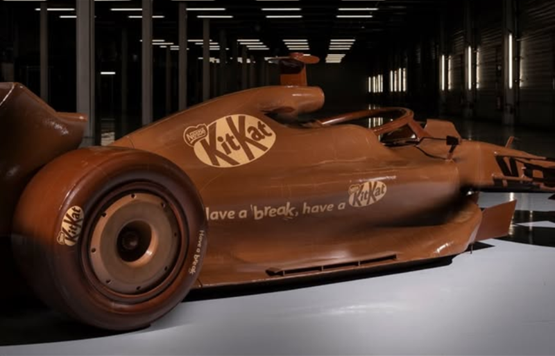 كيت كات تصنع سيارة فورمولا 1 بالحجم الحقيقي من الشوكولاتة