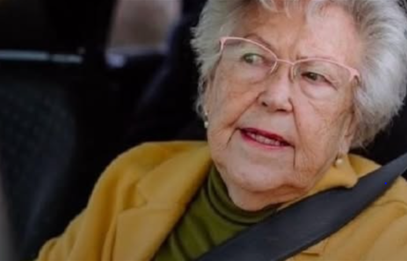 بسرعة 228 كم/س… شرطة فرنسا توقف سيدة تبلغ 92 عامًا تقود سيارة بورش!