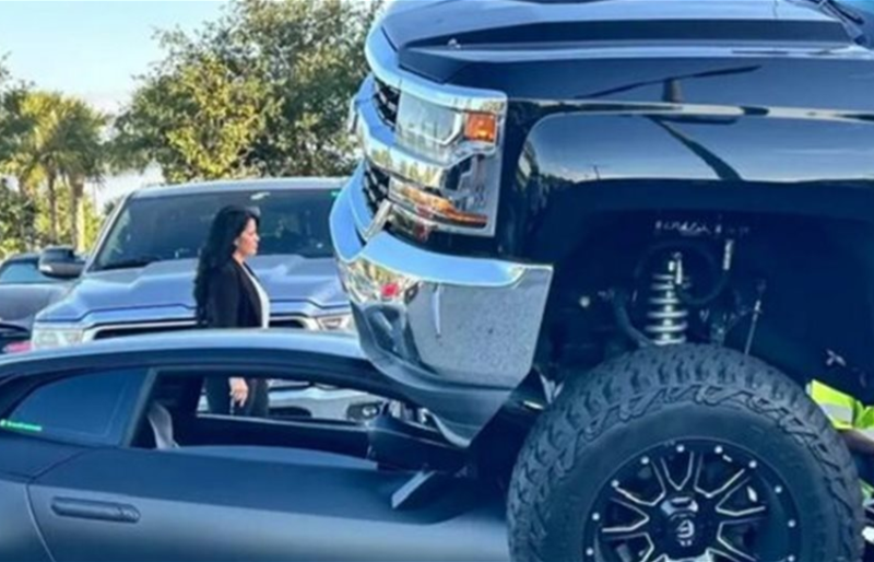 شاحنة “تبتلع” لامبورغيني بـ340 ألف دولار في فلوريدا خلال ثوانٍ