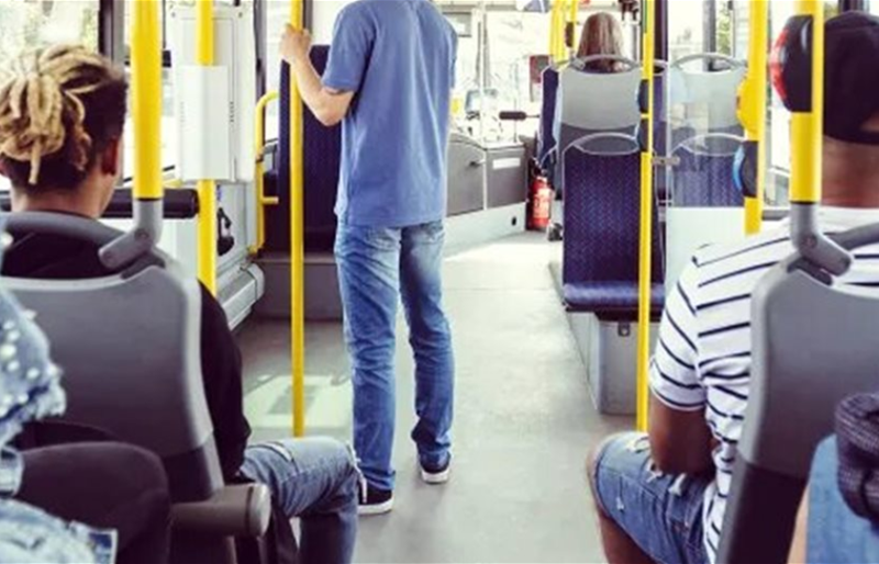 “ترند الموت على الحافلات”.. تحدٍّ خطير يثير الذعر بين المراهقين في كندا