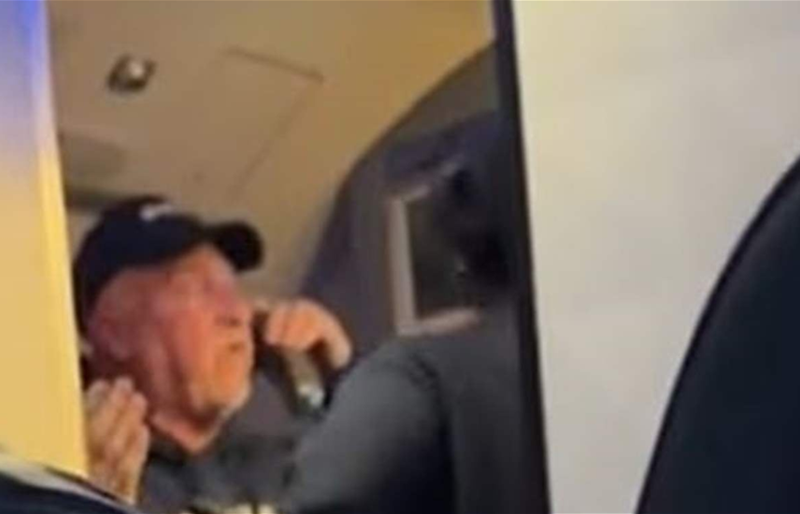 راكب غاضب يحاول فتح باب الطوارئ بعد تأخير رحلة في أتلانتا