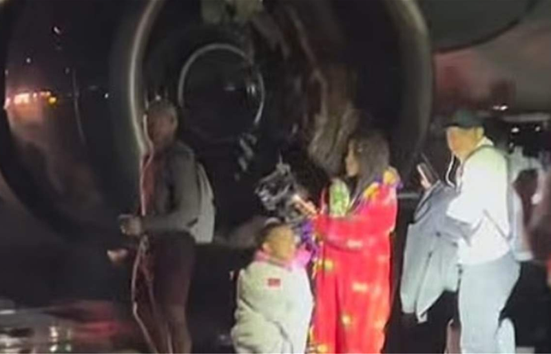 مأساة في مطار دنفر.. طائرة تدهس شخصاً وتشتعل أثناء الإقلاع