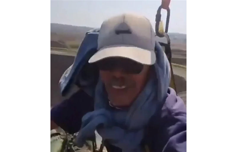 مزارع يطير إلى عمله يومياً بطائرة درون تحملُه فوق الحقول!