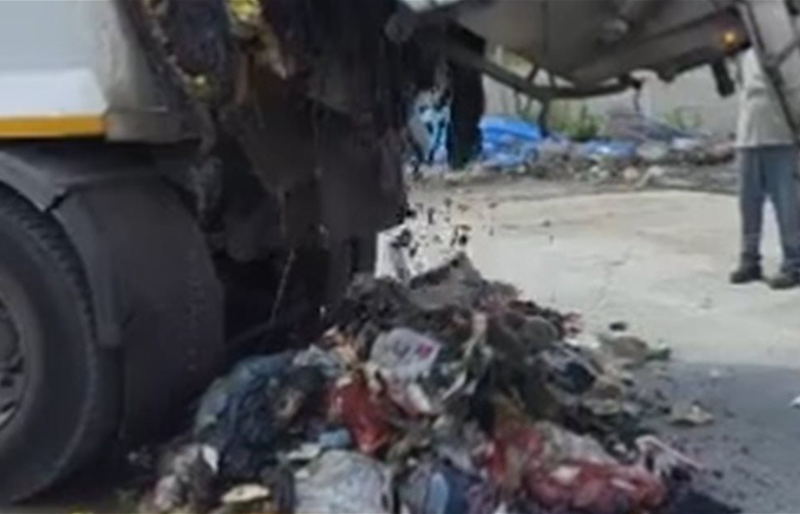 فيديو يوثق القصة.. عمال نظافة يفتشون أطنان النفايات للعثور على حقيبة سيدة