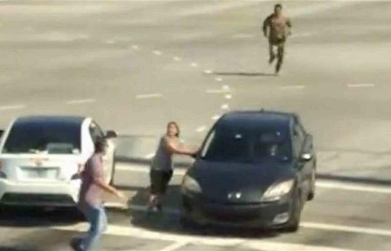 بالفيديو: أنقذوا امرأة فقدت الوعي بينما كانت تقود سيارتها