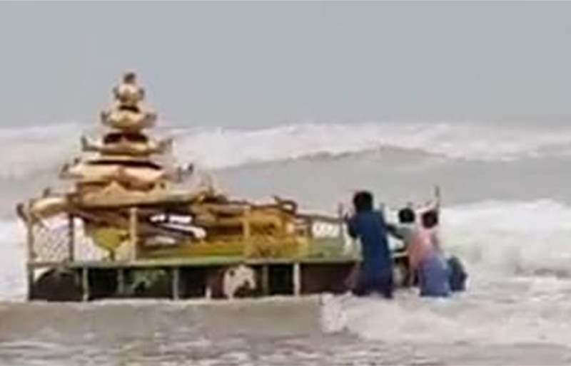 بالفيديو: عربة ذهبية غامضة تظهر على الساحل الهندي